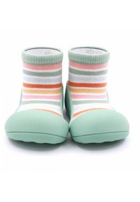 Botas de goma verdes con un upper de tela a rayas en colores pasteles, que presentan rayas en rosa, naranja, amarillo y blanco. Base suave y texturizada.