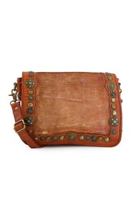 Leren schoudertas in oranje met een gestructureerde afwerking, voorzien van decoratieve metalen accenten en een geschulpte rand aan één zijde.
