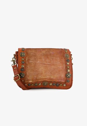 Leren schoudertas in oranje met een gestructureerde afwerking, voorzien van decoratieve metalen accenten en een geschulpte rand aan één zijde.