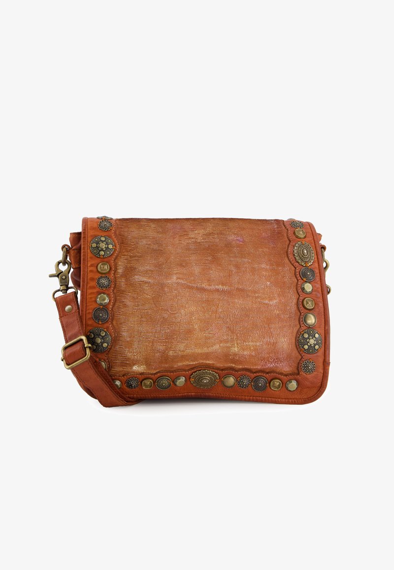 Leren schoudertas in oranje met een gestructureerde afwerking, voorzien van decoratieve metalen accenten en een geschulpte rand aan één zijde.