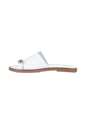 Sandalo bianco con punta aperta, fascia larga, ornamento circolare dorato vicino alle dita e suola piatta marrone.