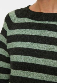 Maglione a righe con colori alternativi verde scuro e nero, realizzato in una morbida miscela di lana, con collo rotondo e tessuto strutturato.