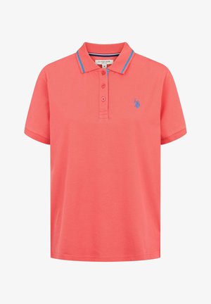 Koralfarbenes Poloshirt aus Baumwolle mit einer Knopfleiste mit drei Knöpfen, kurzen Ärmeln und blauen Akzenten am Kragen sowie der Stickerei.