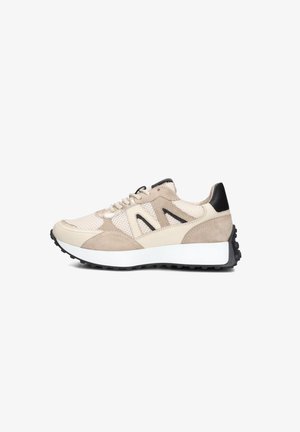 Beige Mesh- und Wildleder sneaker mit schwarzen Akzenten, weißer Zwischensohle und strukturiertem Gummiaußenbereich. Verfügt über einen Schnürverschluss und ein atmungsaktives Design.