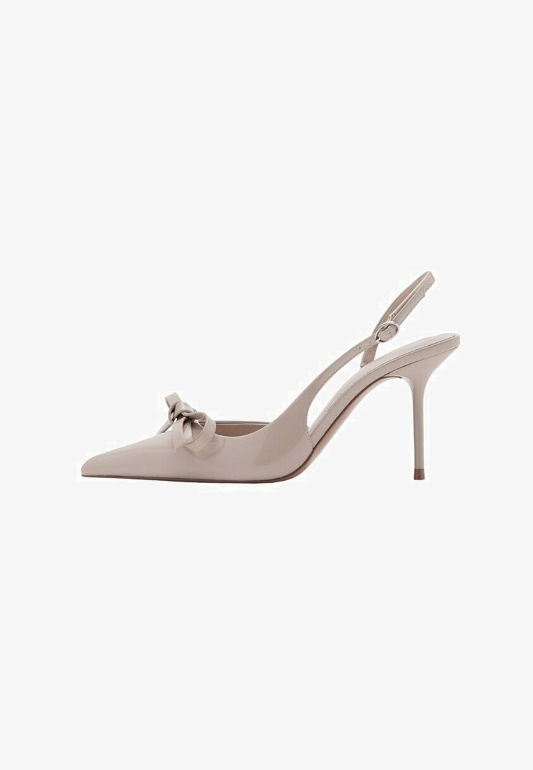 Bež salonarji z ostrim sprednjim delom iz lakiranega usnja, z mašno in nastavljivim trakom okoli gležnja.