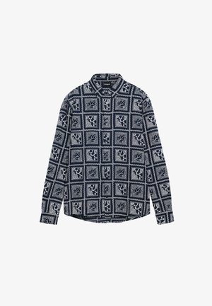 Dug punih rukava u tamnoplavoj boji s uzorkom koji sadrži bijele kvadrate, lišće i dekorativne rubove. S kragnom i zatvaranjem na dugmad.