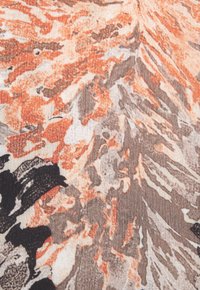 Tessuto a motivi con tonalità di arancione, marrone e crema. La texture appare liscia con elementi di design astratti e fluido.