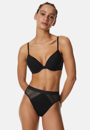 Set di lingerie nera composto da un reggiseno imbottito con bretelle regolabili e uno slip a vita alta con accenti in pizzo e una cintura solida.