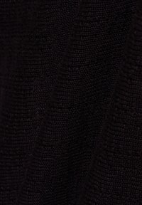 Schwarzer Strickstoff mit einem strukturierten, gerippten Muster, das leichte Variationen in der Webart zeigt. Weich und flexibel mit einem matten Finish.