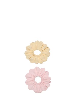To stof scrunchies formet som blomster; en cremefarvet med broderede detaljer, en ensfarvet lyserød, begge med elastisk midte.