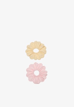 Deux chouchous en tissu en forme de fleurs ; un crème avec des détails brodés, un rose clair uni, tous deux avec un centre élastique.