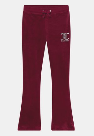 Pantalon en velours bordeaux à jambes évasées, avec une taille à cordon et un accent logo argenté sur la cuisse gauche. Texture lisse.