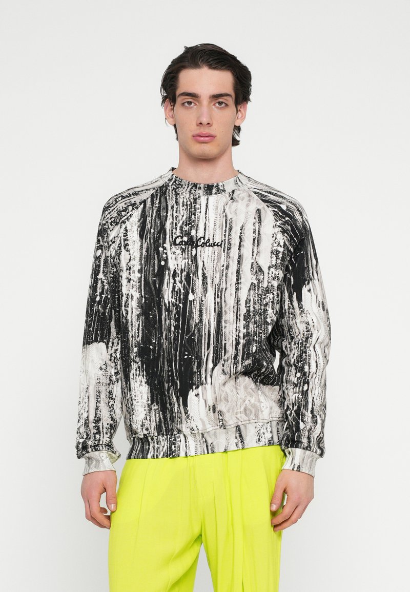 Fekete-fehér pulóver texturált, absztrakt mintával. Kerek nyakkivágással, bordázott mandzsettákkal és hímzett márkajelzéssel rendelkezik.