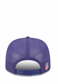 Lila Kappe mit einem Netzdesign, flachem Schild und verstellbarem Riemen. Mit dem Logo der Minnesota Vikings und dem NFL-Schild an der Seite.