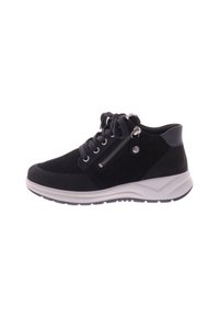 Zwarte suède sneaker met een witte rubberen zool, voorzien van veters, een zijritsdetail en een glad leren hakaccent.