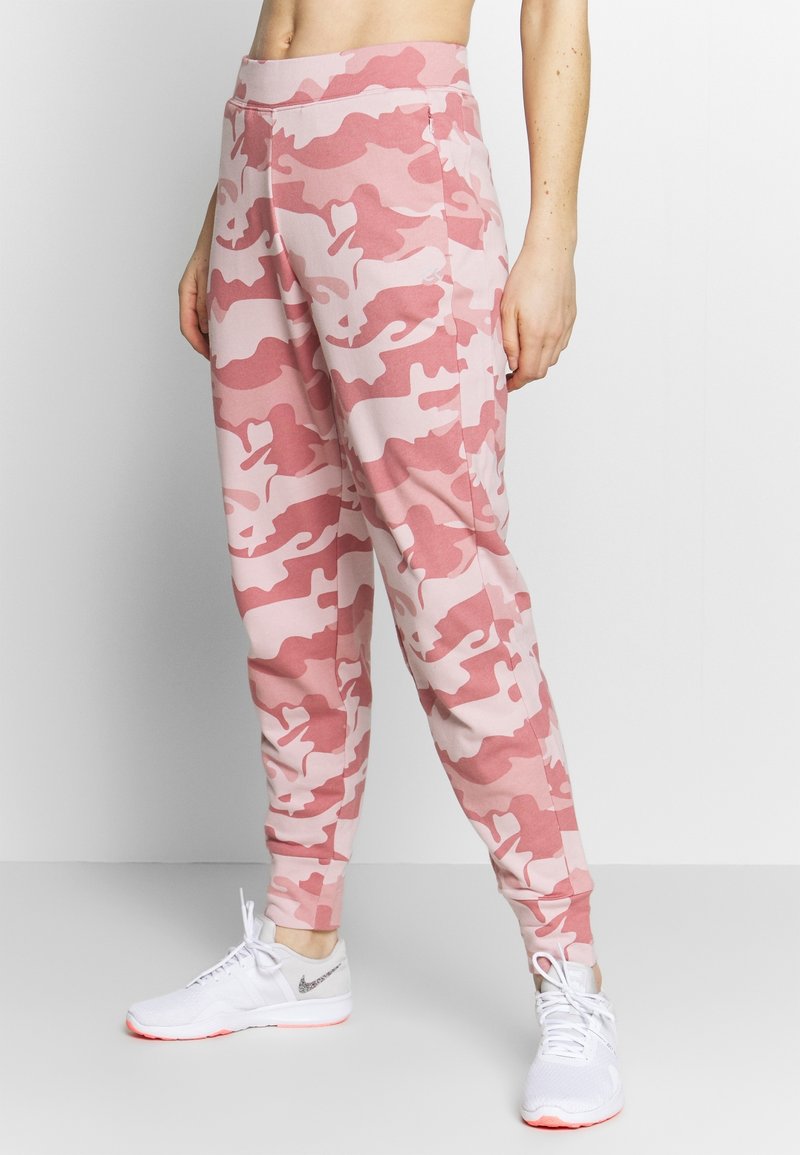 Dresy moro w jasnoróżowych odcieniach, wykonane z miękkiego materiału, o zwężanych nogawkach i elastycznym pasie dla wygody.