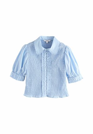 Blouse bleu clair à manches courtes avec devant froncé et tissu smocké élastique, manches bouffantes et col classique.