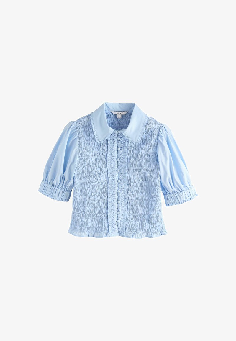 Blouse bleu clair à manches courtes avec devant froncé et tissu smocké élastique, manches bouffantes et col classique.