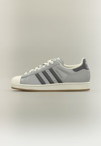 Επιλέχθηκε, grey two/grey four/off white