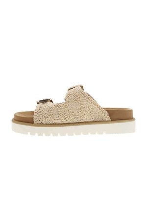 Sandales à glissière brodées beige avec une tige texturée, deux boucles métalliques et une semelle extérieure en caoutchouc blanche avec un motif strié.