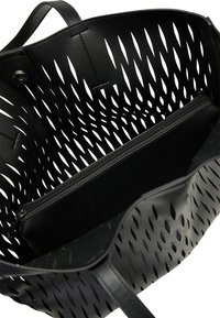 Zwarte draagtas met ovale uitsnijdingen en een binnenzak met rits, van bovenaf afgebeeld met zichtbare handvatten en stikdetails.