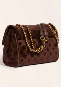 Brązowa torebka z materiału z pikowanym wzorem, wyposażona w pasek łańcuszkowy w złotym odcieniu oraz skórzane elementy. Strukturalny kształt z klapką jako zapięciem.