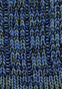 Tessuto lavorato a maglia con righe alternate di fili blu e verdi, caratterizzato da un motivo a coste e da un aspetto morbido e testurizzato.