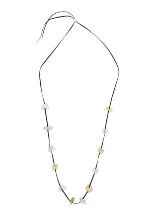 Collier en cordon noir avec des pierres beige et transparentes de forme irrégulière espacées le long de la longueur, maintenu par un fermoir simple.