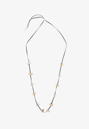 Collier en cordon noir avec des pierres beige et transparentes de forme irrégulière espacées le long de la longueur, maintenu par un fermoir simple.