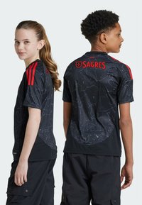 Maglietta nera a maniche corte con motivo a stelle, dettagli rossi sulle maniche e logo "SAGRES" sul retro. Tessuto morbido e leggero.