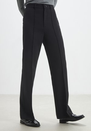 Pantaloni neri a vita alta con design a gamba dritta, dotati di pieghe, chiusura con bottone e una texture di tessuto liscia.