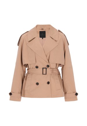 Beige dubbelgeknoopte trenchcoat met brede kraag, ceintuur in de taille, twee voorzakken en bruine knopen; getailleerde silhouet met schouderdetails.