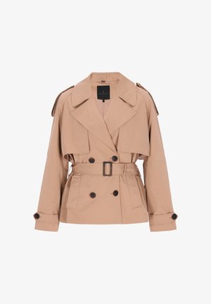 Beige dobbeltradet trenchcoat med bred krave, bælte i taljen, to lommer foran og brune knapper; skræddersyet silhuet med skulderdetaljer.