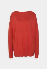 Czerwony sweter z dzianiny o luźnym kroju, szerokim dekolcie i długich rękawach. Miękka faktura i prążkowane mankiety. Brak widocznych wzorów lub akcentów metalowych.