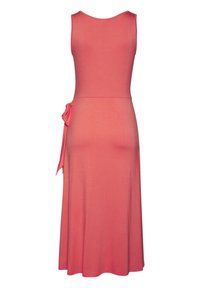 Koralo spalvos be rankovių suapvalintos apykaklės suknelė, akcentuota surišta detale kairėje pusėje ir turinti moterišką, laisvai krentančią siluetą. Minkšta audinio tekstūra.