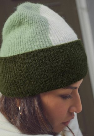 REGULAR FIT - Huer - green geo