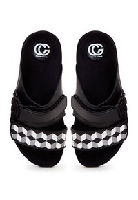Schwarze Rutsch-Sandalen mit doppelten Riemen, die ein geometrisches Schwarz-Weiß-Muster aufweisen. Weiche Innensohle mit kreisförmigem Logo auf der Oberseite.