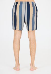 Herren-Badehosen mit vertikalen Streifen in Marineblau, Beige und Grau. Elastischer Bund, einzelne Gesäßtasche und leichtes Material.