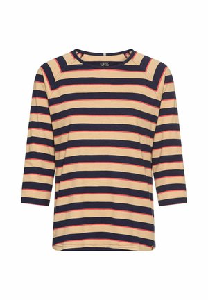 T-shirt à rayures manches trois-quarts en beige, bleu marine et rouge. Tissu doux avec une coupe décontractée et un col rond. Pas de matériel ou d'accents notables.