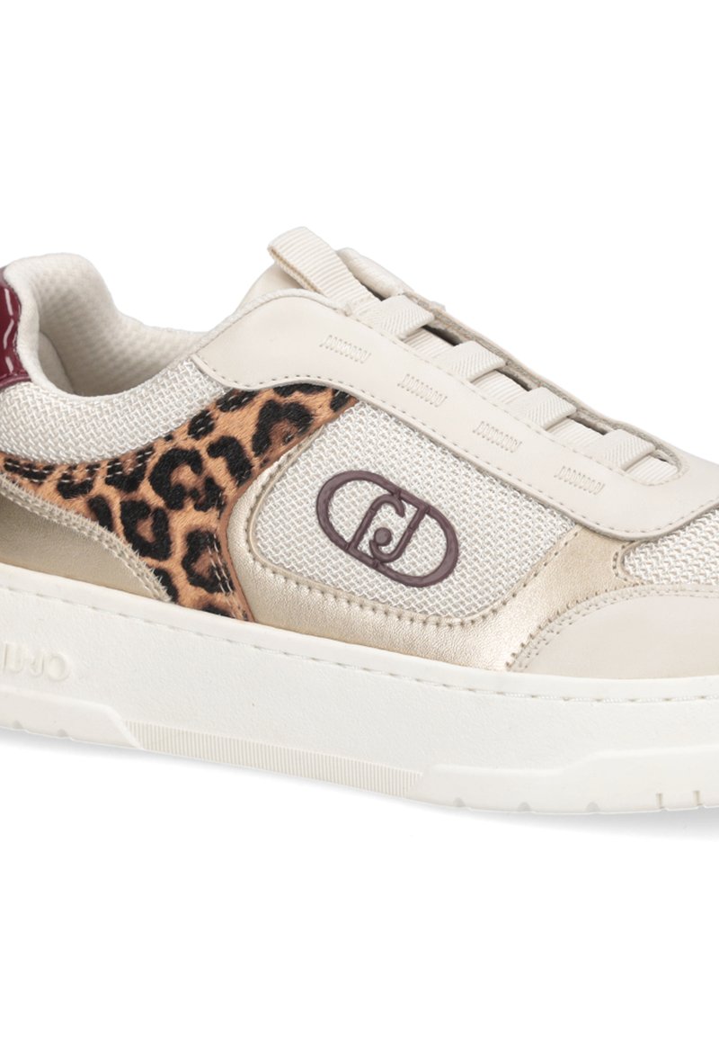 Beige- und cremefarbene Sneakers mit Netzpaneelen, Akzenten im Leopardenmuster, weinrotem Logo an der Seite und dicker weißer Sohle.