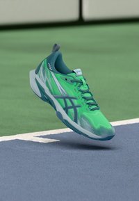 ASICS SONICSMASH - Παπούτσια πάντελ - vital green/misty pine