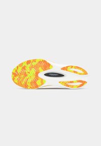 Semelle de chaussure de course élégante avec un motif en caoutchouc texturé orange, jaune et blanc ; arbore un logo de marque visible et un design pour l'adhérence.