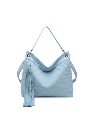 Borsa trapuntata azzurro chiaro con due manici e un lungo nappino che pende da un lato su uno sfondo bianco uniforme.