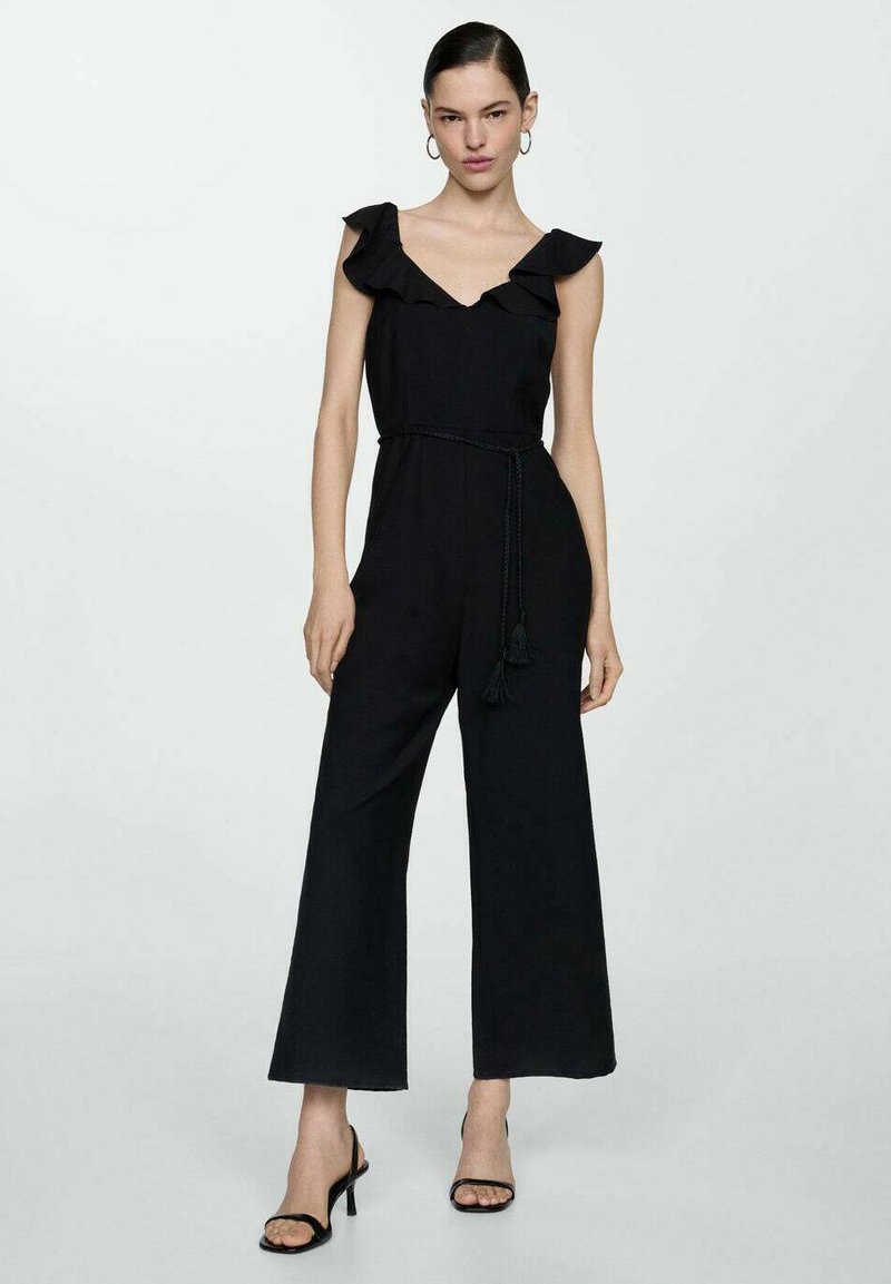 Schwarzer Jumpsuit mit Rüschensleeves, V-Ausschnitt und geflochtenem Gürtel mit Quasten. Weit geschnitten, aus leichtem Stoff.