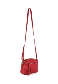 Rød læder crossover taske med tekstureret finish, sølvhardware, lynlåslukning og frynse detalje på fronten. Justerbar rem.