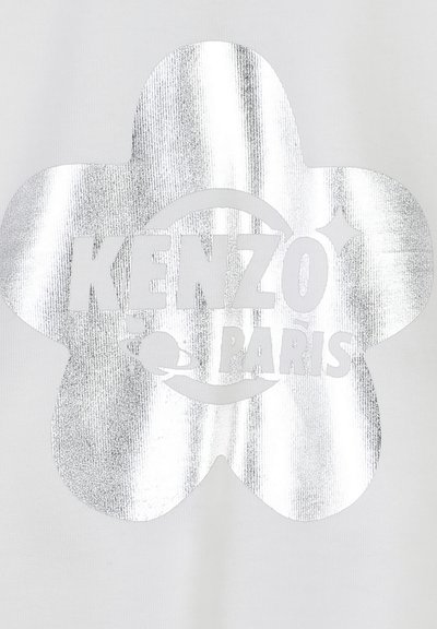 Witte stof met een groot zilverkleurig reflecterend bloemenmotief, met de tekst "KENZO PARIS" prominent weergegeven in vette letters.