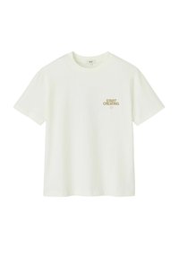 T-shirt à manches courtes et col rond en coton blanc doux, avec une petite impression dorée "DÉBUTER LA CRÉATION" sur la poitrine gauche.