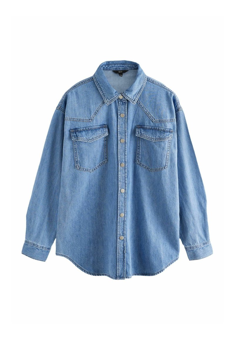 Camicia in denim azzurro chiaro con maniche lunghe, design con bottoni davanti, due tasche sul petto e cuciture a contrasto lungo il colletto e le cuciture.