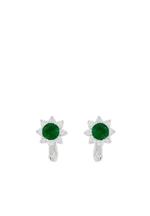 Orecchini a cerchio in argento con pietre preziose rotonde verdi circondate da un'aureola di piccole pietre trasparenti in un design a forma di fiore.