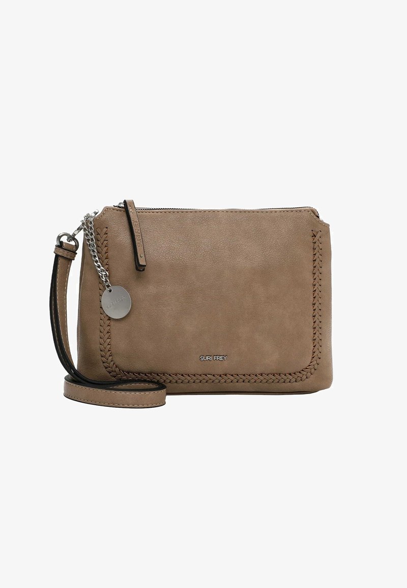Clutch in pelle marrone con finitura testurizzata, caratterizzata da dettagli intrecciati sul bordo, chiusura con zip e tracolla regolabile.